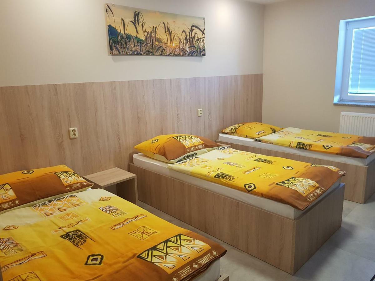 Penzion Hudebka Лоуни Экстерьер фото